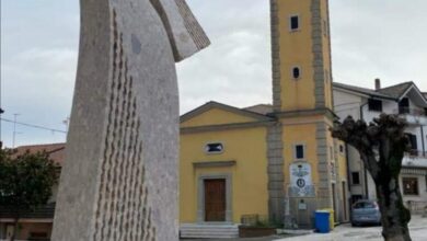 Photo of Villamaina. Pietra lavorata dallo scultore Egidio Iovanna in memoria del 23 novembre 1980.