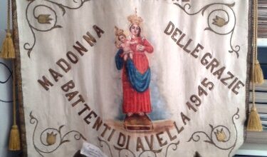 Photo of ALLA COMPIANTA MADRINA DELLA BANDIERA DEI BATTENTI AVELLANI SIGNORA ANTONETTA D’AVANZO