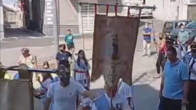 Photo of Avella / Festeggiamenti della Madonna delle Grazie: I familiari della madrina Antonetta regalano la bandiera dei Battenti al Comitato Festa