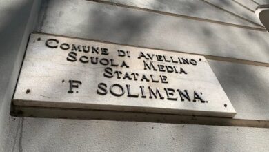 Photo of Avellino: Violenza sulle donne e bullismo, le panchine solidali della “Solimena” si tingono di rosso e giallo per “i cittadini del futuro”