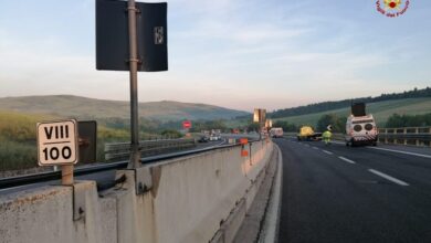 Photo of Tragico incidente sull’A16: bus finisce in una scarpata