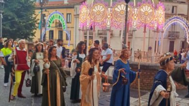 Photo of Lauro: Ha preso il via Lumina in Castro con il Corteo Storico e le esibizioni dei Gruppi partecipanti nei due cortili del castello