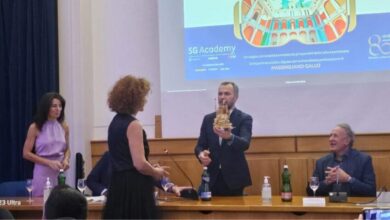 Photo of Per gli 800 anni dell’Ateneo Federiciano Cettina Prezioso e le sue sculture di cartapesta alla cerimonia del 5GAcademy dell’UNINA