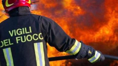 Photo of Zona Industriale di Avella: Aria Irrespirabile per un Incendio di Materiale Plastico