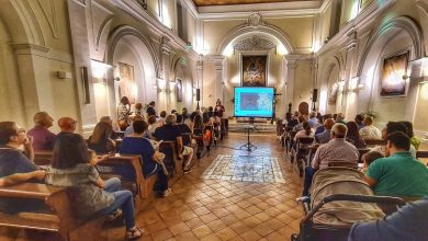 Photo of Marigliano / Pontecitra: “𝐕𝐢𝐚𝐠𝐠𝐢𝐨 𝐧𝐚𝐫𝐫𝐚𝐭𝐢𝐯𝐨 𝐭𝐫𝐚 𝐚𝐫𝐜𝐡𝐢𝐭𝐞𝐭𝐭𝐮𝐫𝐞 𝐝𝐢𝐦𝐞𝐧𝐭𝐢𝐜𝐚𝐭𝐞 𝐞 𝐩𝐞𝐫𝐬𝐨𝐧𝐚𝐠𝐠𝐢 𝐢𝐥𝐥𝐮𝐬𝐭𝐫𝐢”