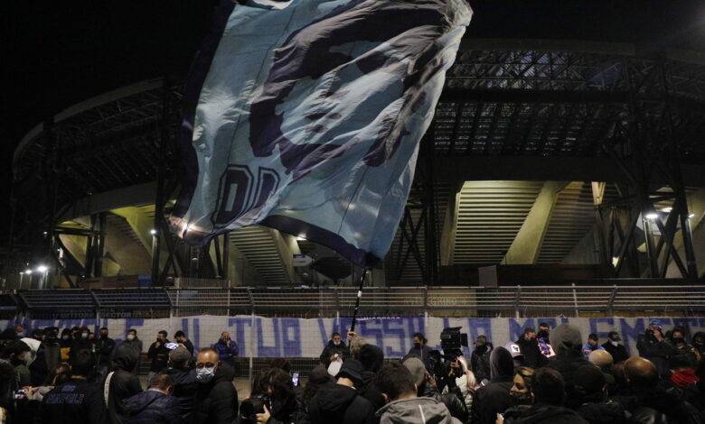 Photo of MARADONA: IN CENTINAIA ALLA CAMERA ARDENTE