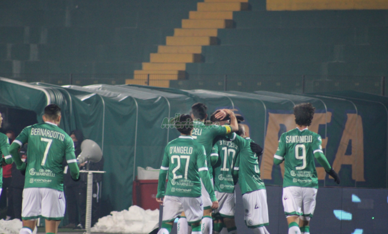 Photo of Avellino-Foggia 4-0, poker dei lupi: la fotogallery del match