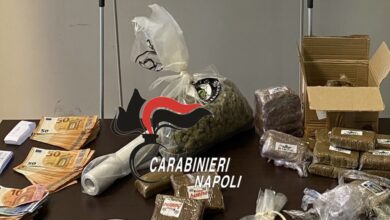 Photo of Napoli:: 64enne incensurato nascondeva in casa quasi 3 chili di droga e soldi. Arrestato pusher