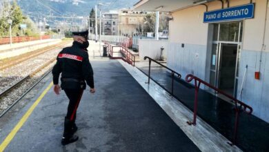 Photo of Piano di Sorrento: rapina la biglietteria EAV, preso subito. Un carabiniere dal balcone di casa coordina l’arresto