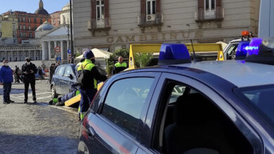 Photo of Napoli, quartieri spagnoli: Decoro urbano, Carabinieri e Polizia Municipale rimuovono quasi 100 veicoli abbandonati in strada