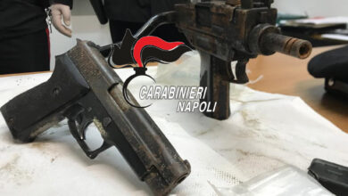 Photo of Napoli / Fuorigrotta: Una mitragliatrice e una pistola nascosti in un muro