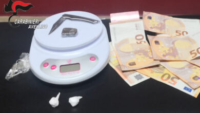 Photo of ATRIPALDA (AV) – LE MISURE RESTRITTIVE ANTI COVID-19 NON FERMANO LO SPACCIO DI DROGA: ARRESTATO PUSHER SORPRESO A CEDERE COCAINA