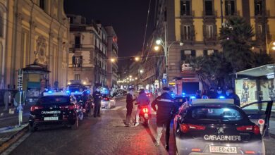 Photo of NAPOLI, PIAZZA DANTE: Movida in piena pandemia. Carabinieri disperdono assembramento di oltre 200 persone. 25 quelle sanzionate