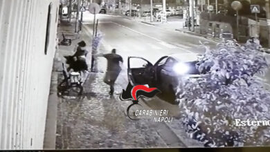 Photo of Napoli, Colli Aminei\ Rapina due ragazze 18enni in viale dei Colli Aminei, ma il Maresciallo dei Carabinieri vede tutto. 38enne arrestato nel suo appartamento