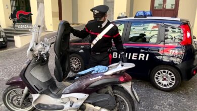 Photo of Napoli\ Finti netturbini rapinano due persone appena uscite per andare a lavorare. Arrestato uno e gli sequestrata pistola, denaro e moto rubata. E’ caccia al complice