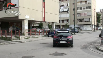 Photo of Napoli: Carabinieri inseguono tre persone a bordo di uno scooter. Il 15enne ha tra le mani una pistola, era a salve