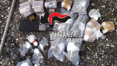 Photo of Napoli\ Controlli a tappeto dei Carabinieri. In un bidone per la spazzatura più di 2 chili di droga