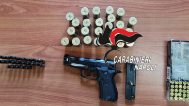 Photo of Afragola: Pistola e 103 proiettili tra le aiuole. Perquisizioni dei Carabinieri