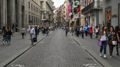 Photo of NAPOLI: Era diventato l’incubo dei commercianti di Via Toledo, spaccando ogni notte una vetrina. Due mesi fa fu picchiato in Via dei Tribunali perché ritenuto autore di un furto