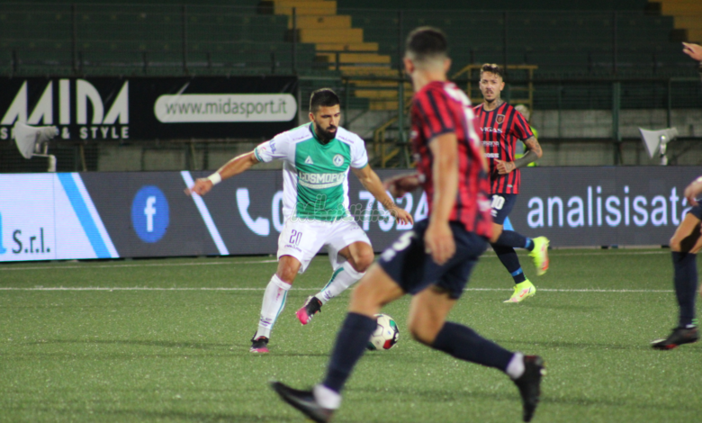 Photo of Avellino-Latina 1-1, così non va: terzo pareggio consecutivo per gli irpini. Clamorosa espulsione di Carriero