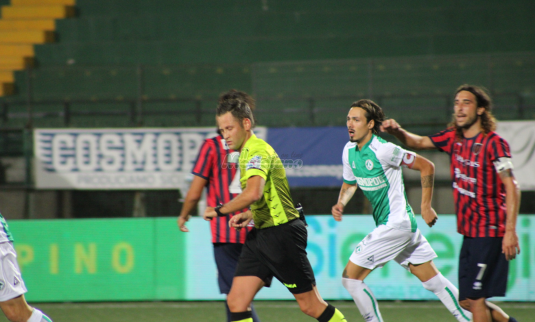 Photo of Avellino-Catanzaro 0-0, gli irpini fermati nuovamente sul pareggio: D’Angelo grida vendetta per la traversa