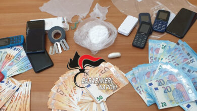 Photo of Arrestato 2 pusher. In casa cocaina, telefoni e soldi