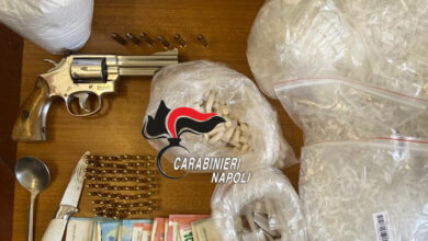 Photo of Scampia\ Arrestato 36enne per spaccio e due ordigni esplosivi sequestrati