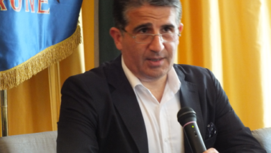 Photo of Sperone\ Esce dalla scena municipale, Marco Santo Alaia