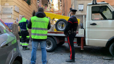 Photo of Napoli\ Catene e blocchi di cemento per allargare lo spazio per i clienti. Rimozioni dei Carabinieri.