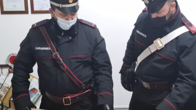 Photo of Armato di ascia vuole i soldi dalla cugina, arrestato 38enne