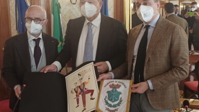 Photo of Donata al Presidente del Consiglio Regionale della Campania, on.le Gennaro Oliviero, una litografia de “o’ sisiniello” dell’artista Carmine Ciccone