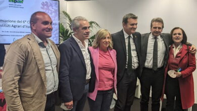 Photo of Vinitaly / VI Concorso Enologico per Istituti Agrari d’Italia: La scuola enologica “De Sanctis” premiata dal Sottosegretario all’Agricoltura Centinaio